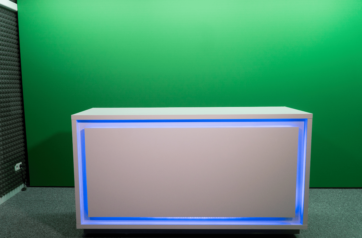 Greenscreen + desk.png