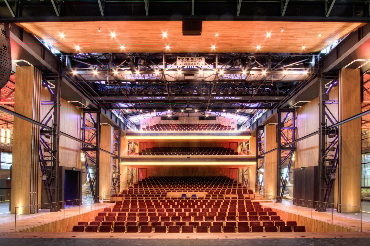 Grote zaal zaal met flexibele houten wandpanelen
