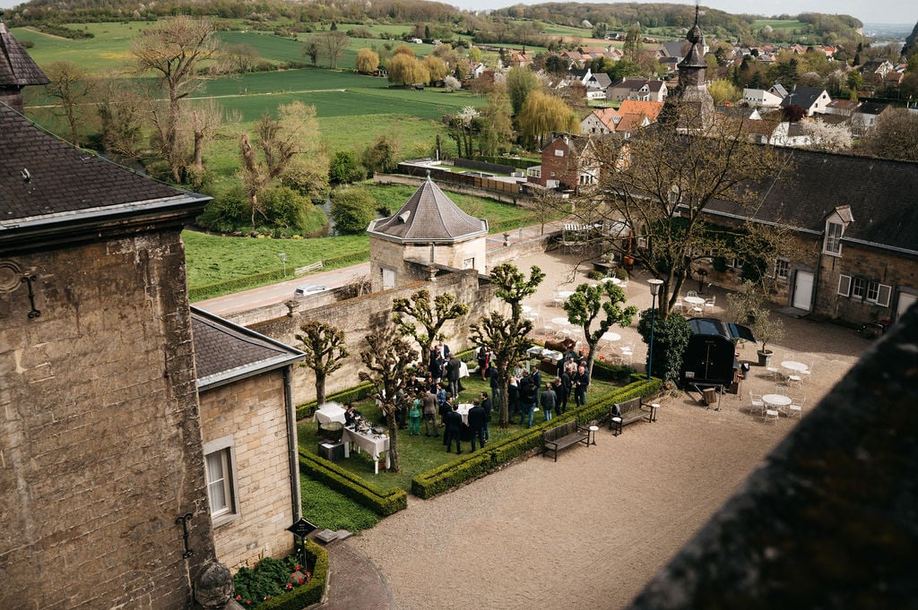 Buitenborrel in een van de tuinen van Château Neercanne
