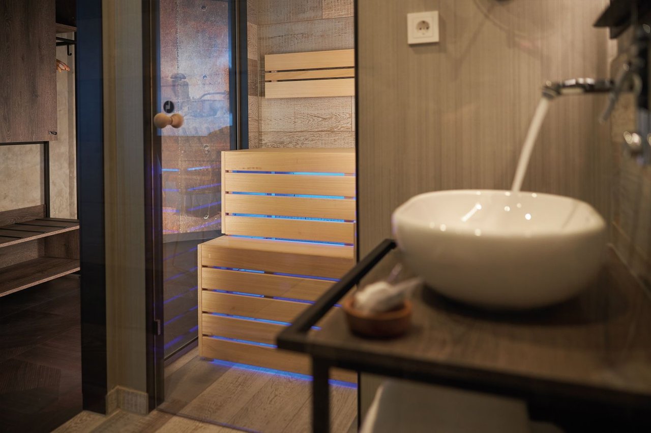 Inntel Hotels Amsterdam Landmark - Wellness Kamer - sauna in de badkamer_.jpg