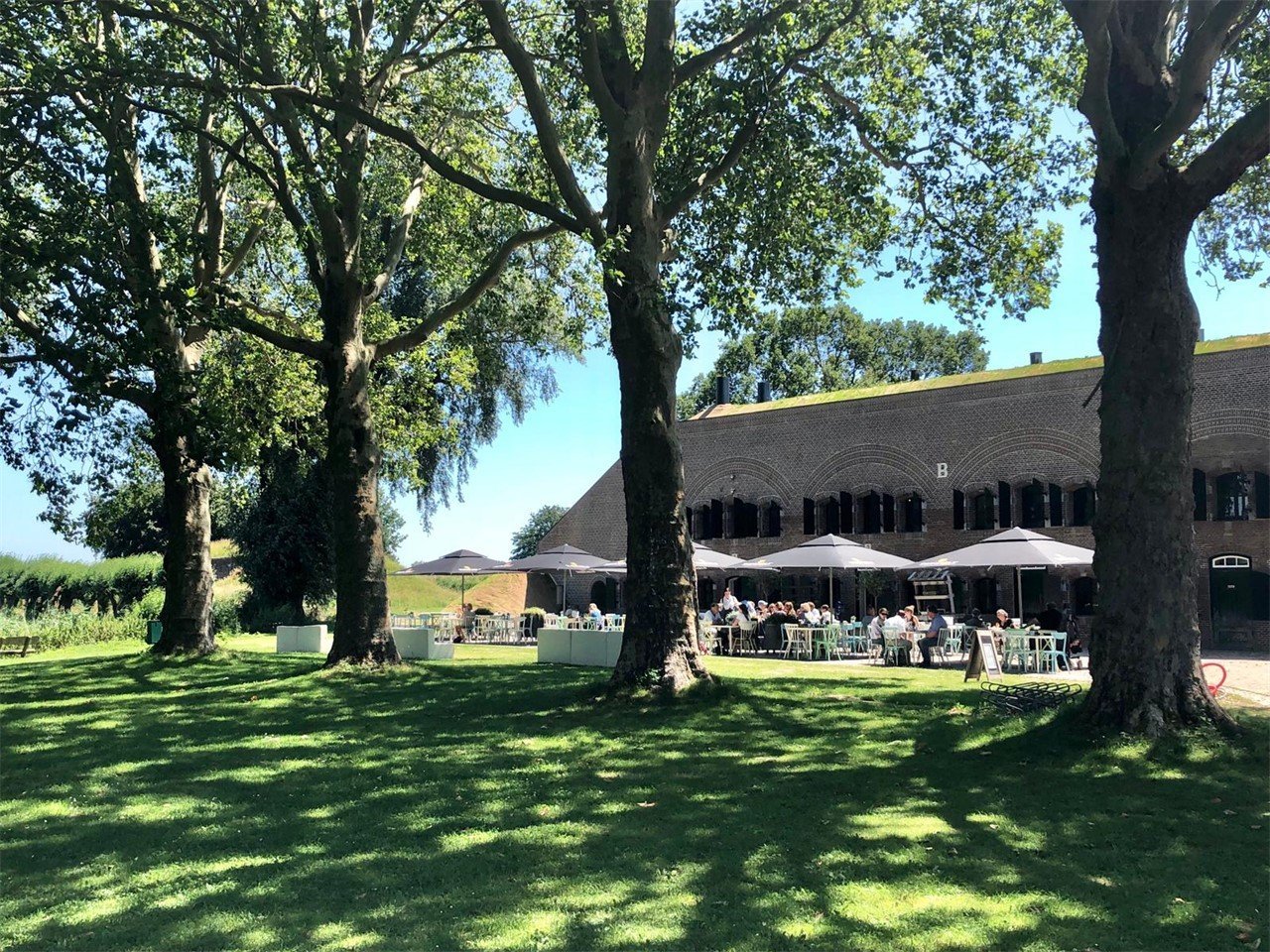 Zij-aanzicht-terras-brasserie
