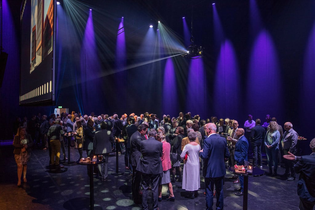 Theaterzaal - borrel op toneel.jpg
