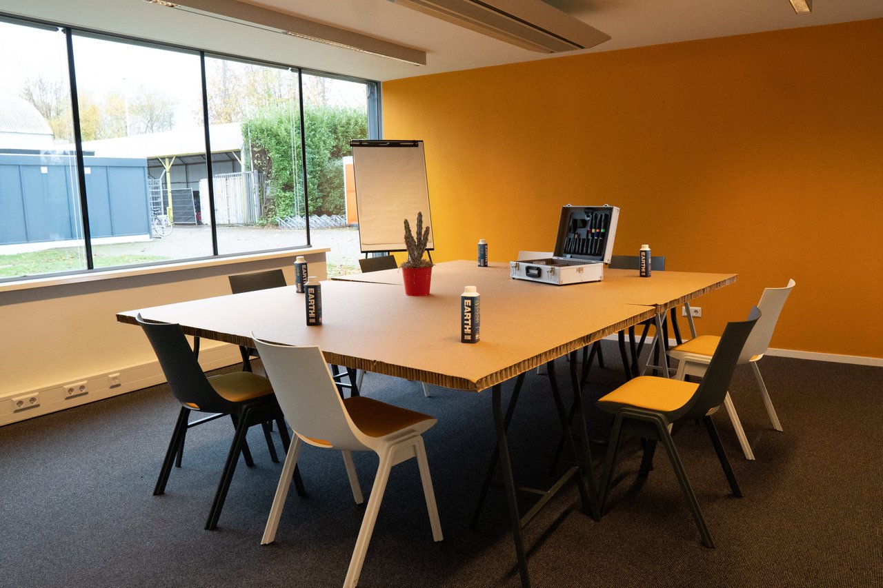 Meetingspace - Space 20 - Zaal 20 - Vergaderopstelling - Kartonnen tafels - Flipover - Water - Meetingkit - DUS De Utrechtse Stadsvrijheid (1)