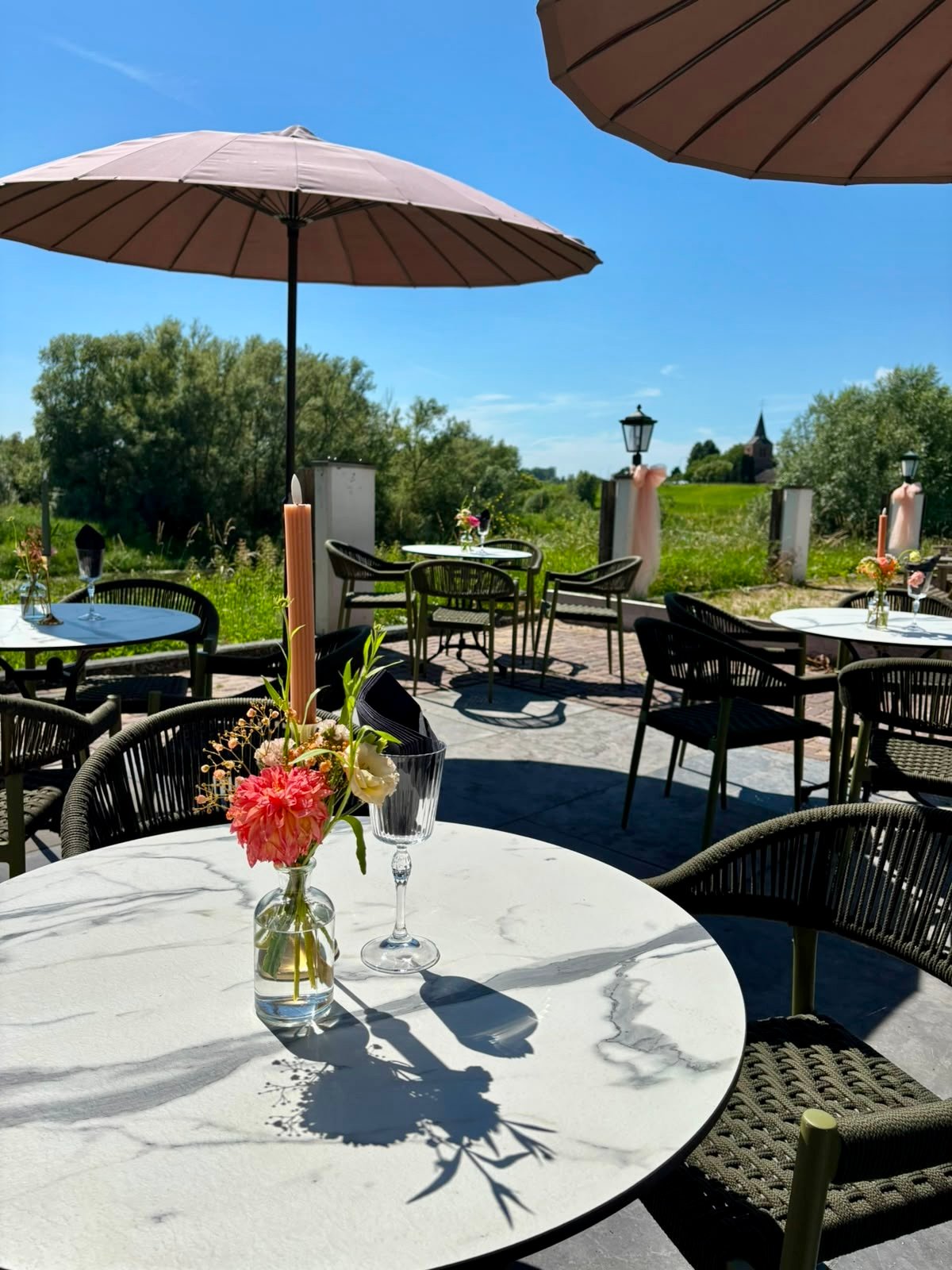 Zonnig terras Bij de Engel