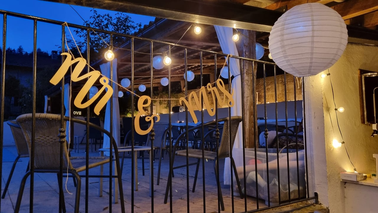 Bar met zicht op het feest