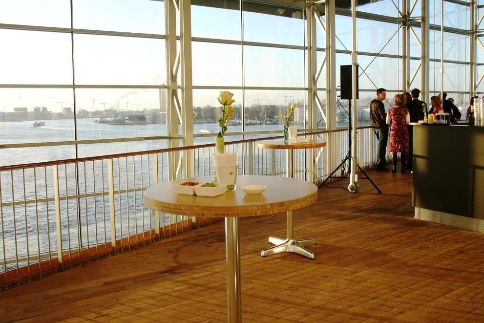 Foyerdeck-3--uitzicht-over--t-IJ---view-over-the-river-IJ