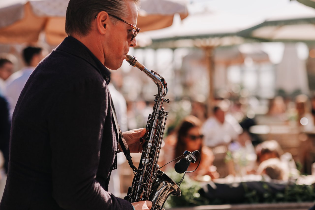 Saxy Mr. S tijdens de borrel