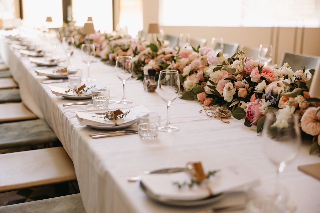 Dinertafel opgedekt met bloemen
