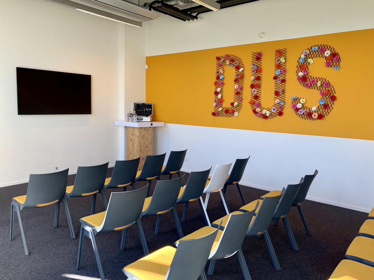 Meeting Space - Space 12 - Zaal 12 - Bloemenzaal - Opstelling - Theateropstelling - Logo - Scherm - Meetingkit - DUS De Utrechtse Stadsvrijheid