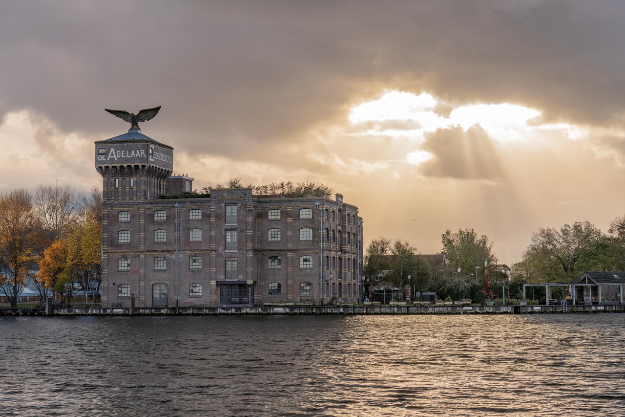 De Adelaar aan het water bij zonsondergang