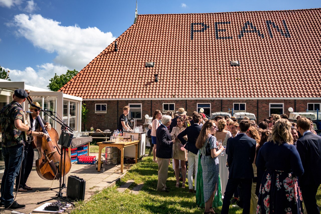 Grasveld en steiger aan het water bij oude Hooiberg, de Berch (2).jpg