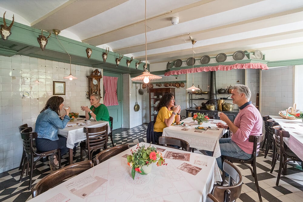Verwolde-interieur-theeschenkerij-bezoekers-SB-19--2-