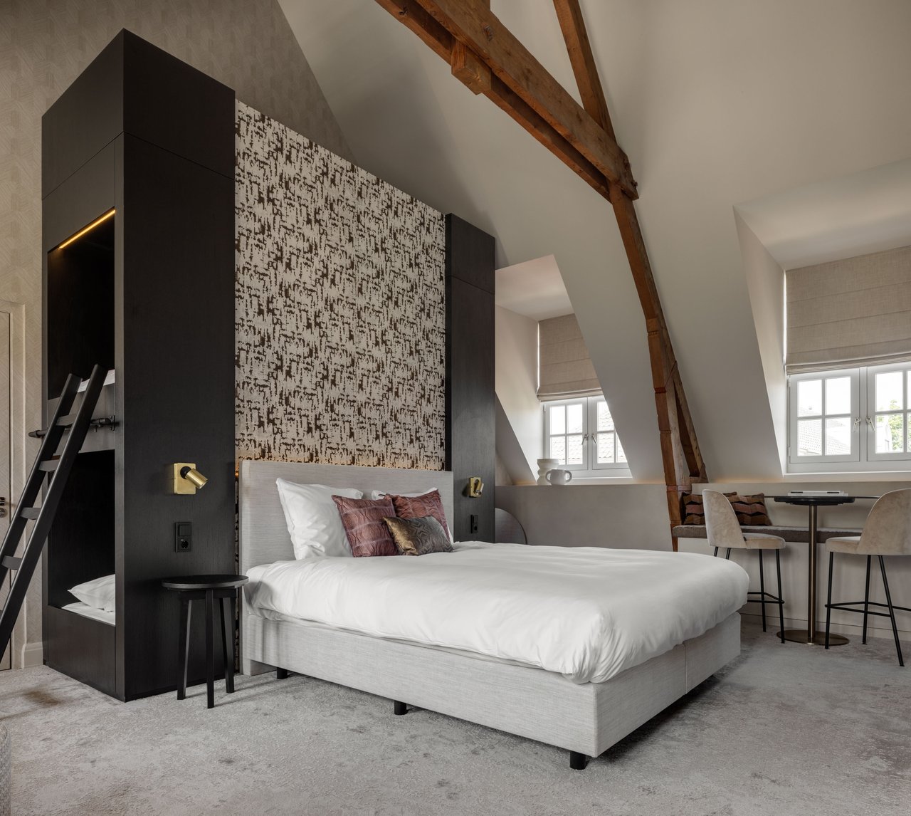Suite 006 - Linda Pol 02.jpg