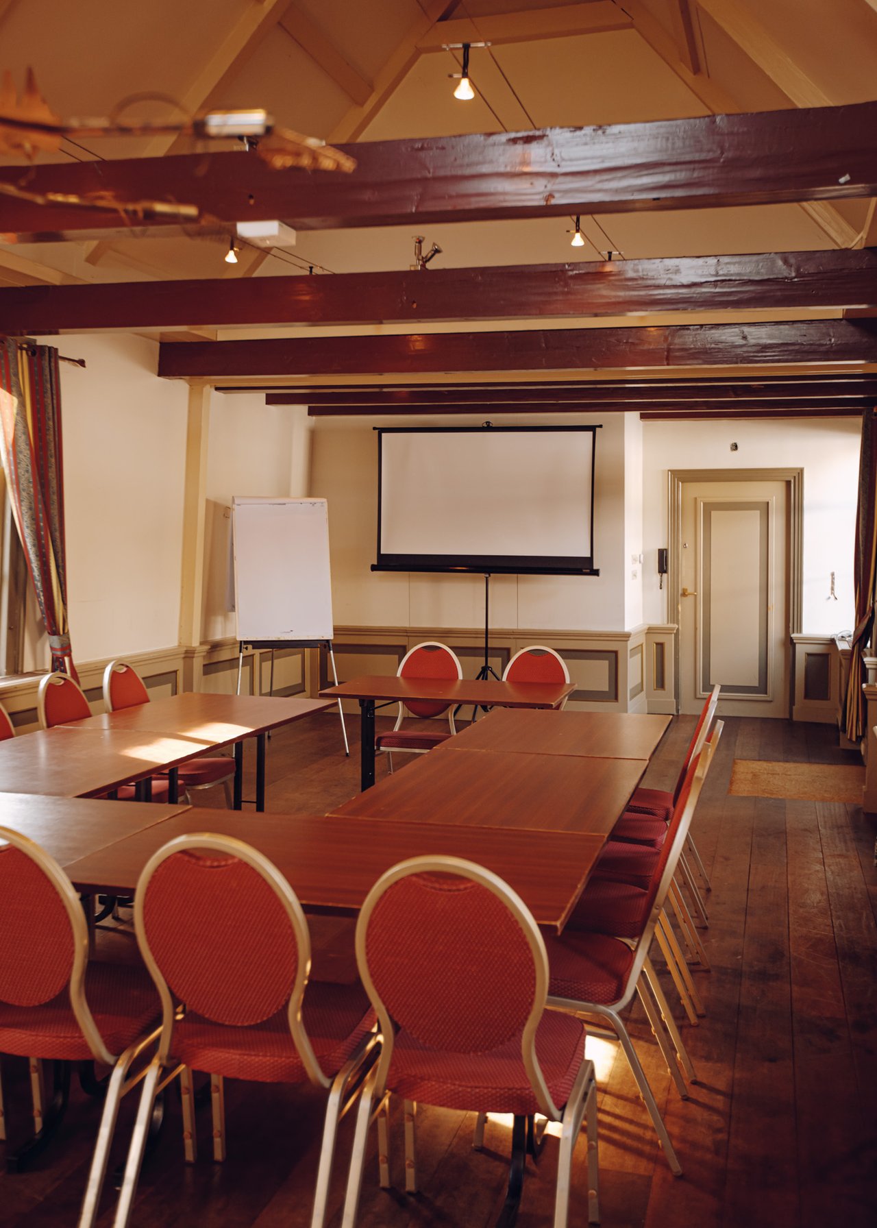 Lichte Tuinzaal in U-opstelling voor vergaderingen of trainingen bij Het Broeker Huis