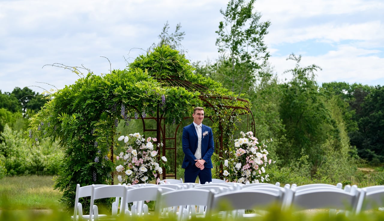 Bruidegom wachtend op zijn bruid bij Kloosterhotel Willibrordhaeghe 