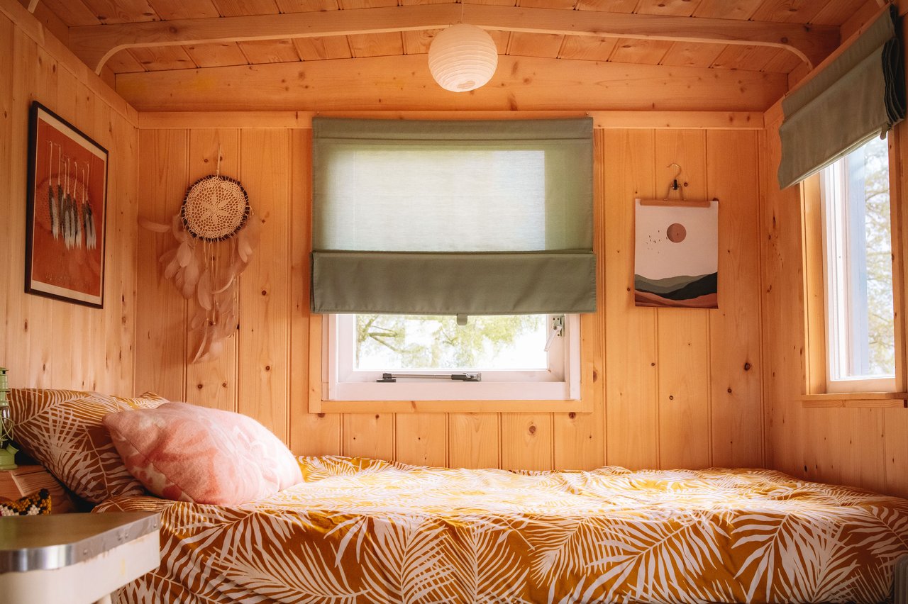 Pipowagen binnen bed.jpg