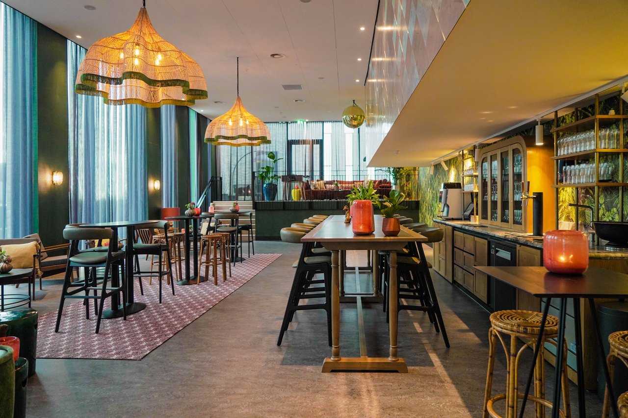 Bar en hoge tafels in Club Pampus – Van der Valk Hotel Amsterdam - Amstel