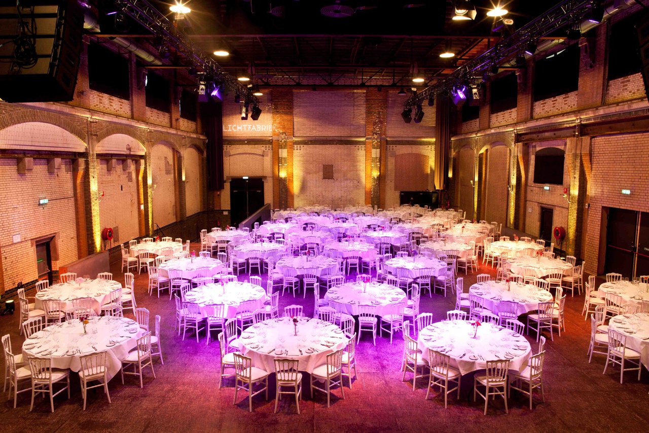 Lichtfabriek Turbinehal dineropstelling 2 zicht vanaf balkon