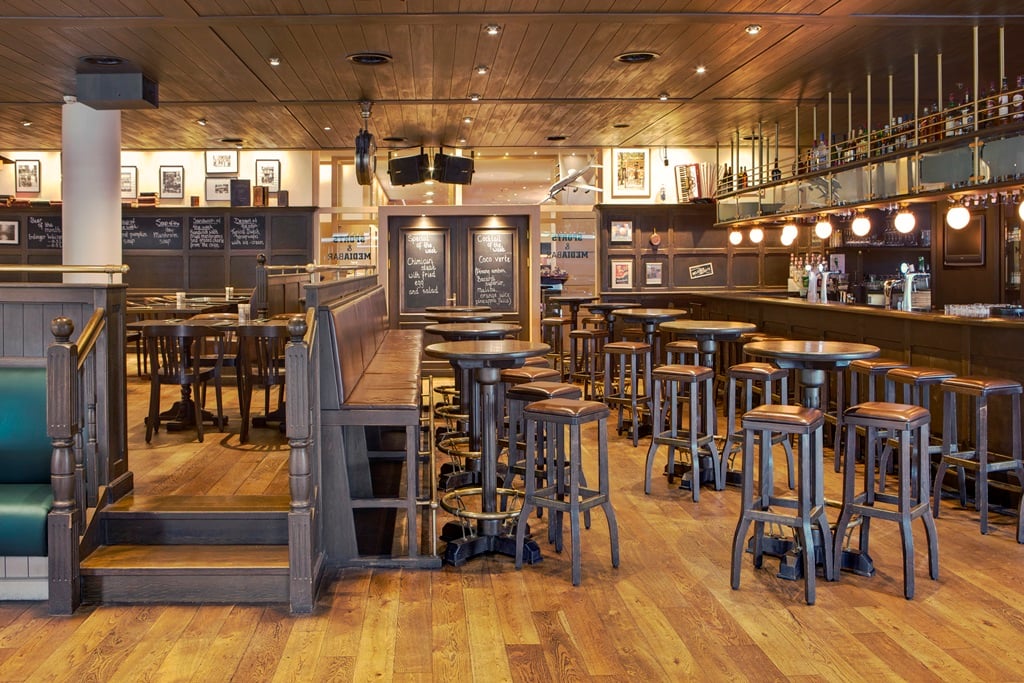 Steigenberger Airport Hotel Amsterdam - Sports and Media Bar.JPG