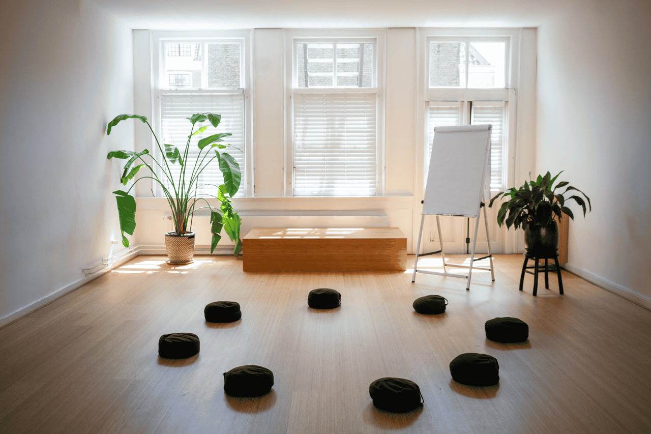Studio 2 - opstelling meditatiekussens en flipover