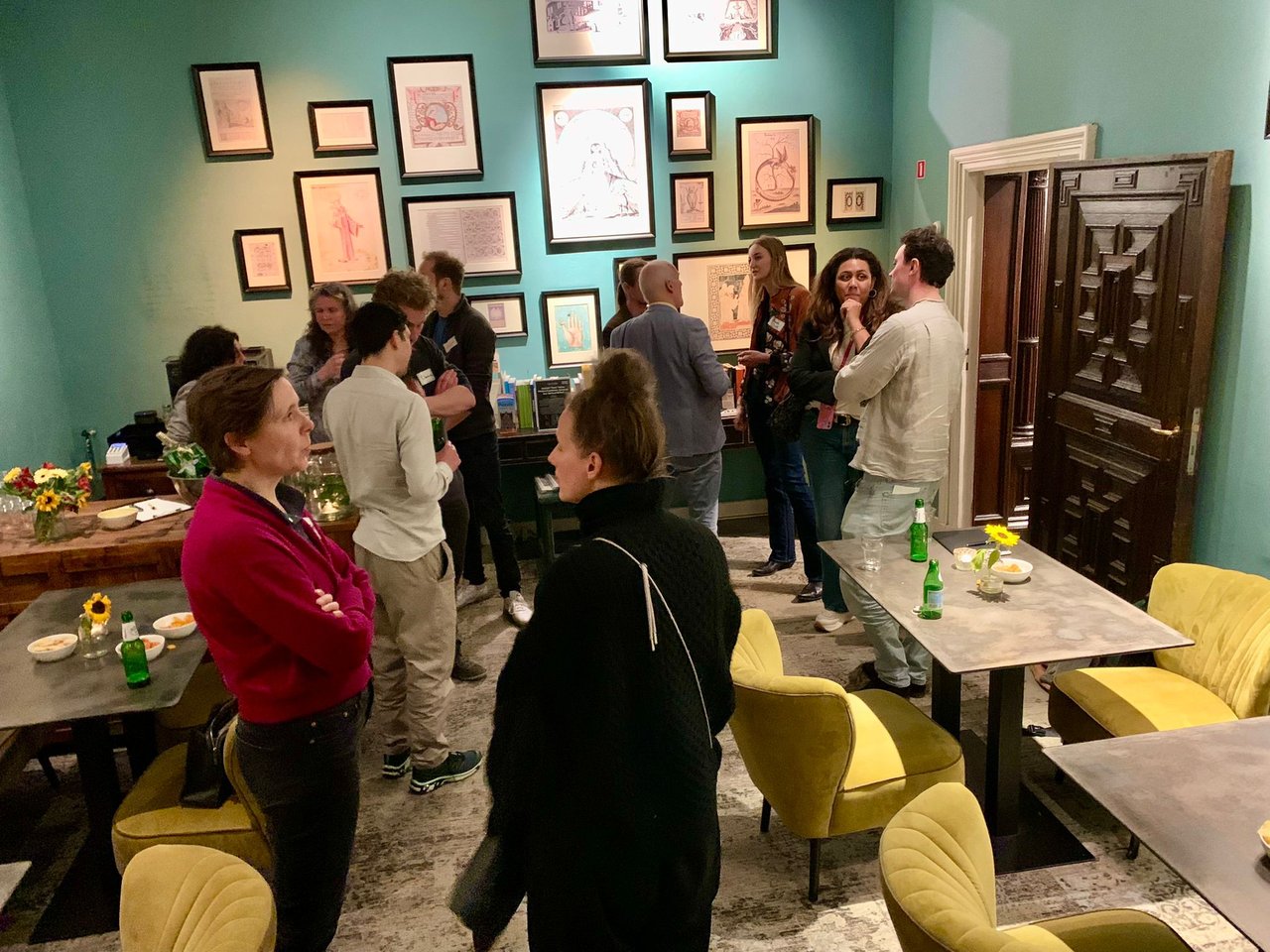 Het cafe in het Huis met de Hoofden van de Embassy of the Free Mind.
