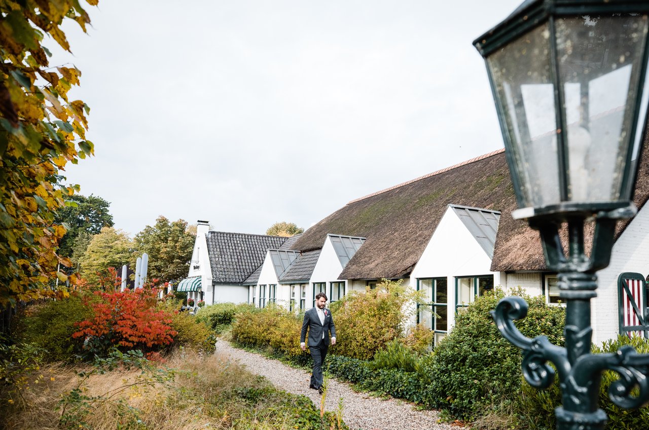 Bruidegom wandelend over het grindpad 