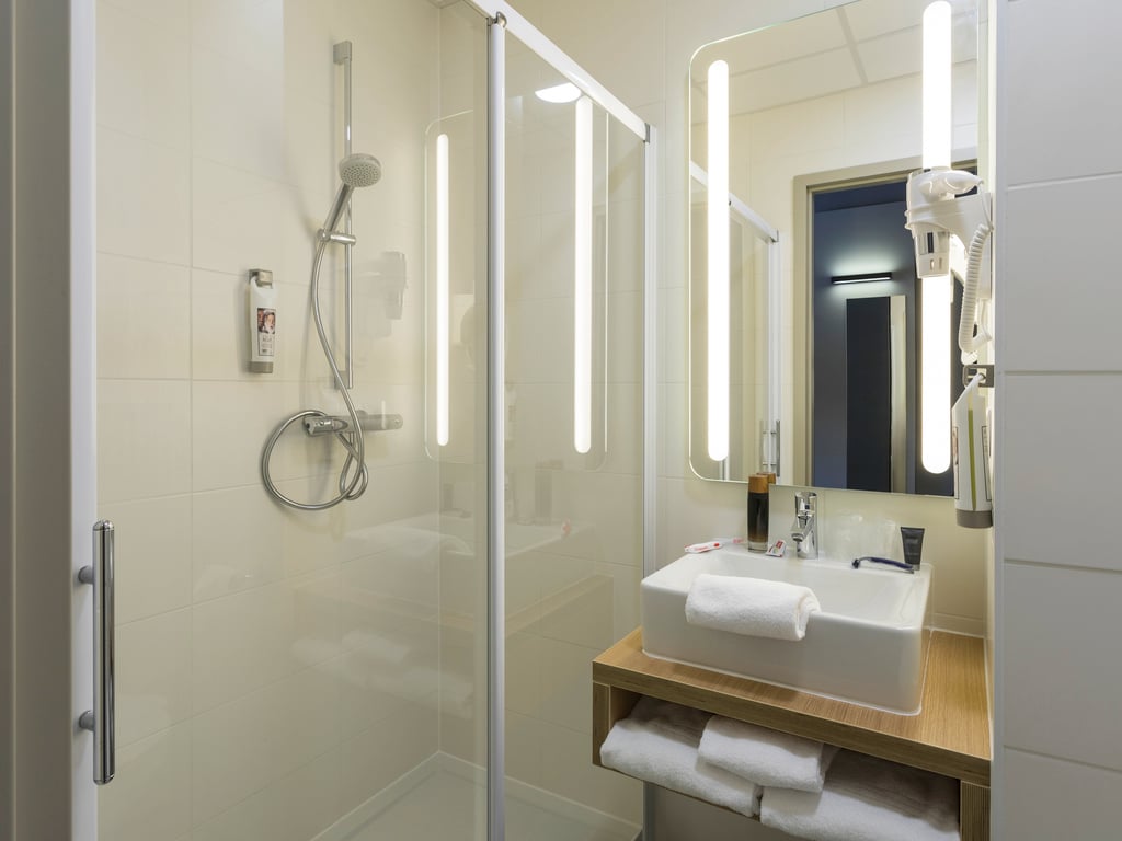 ibis De Haan badkamer