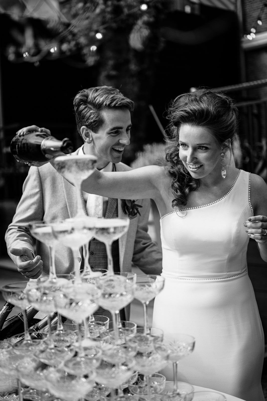 bruidspaar met champagnetoren