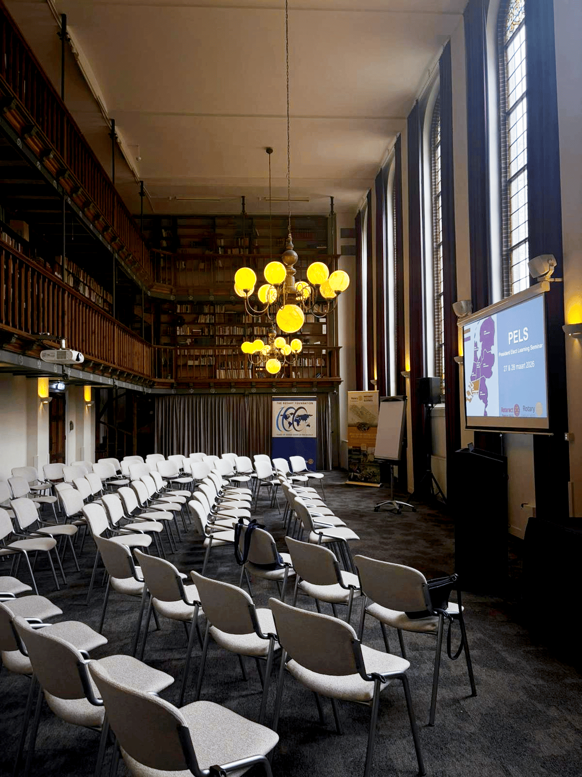 Bibliotheek Bovendonk – theateropstelling met presentatiescherm en stoelen