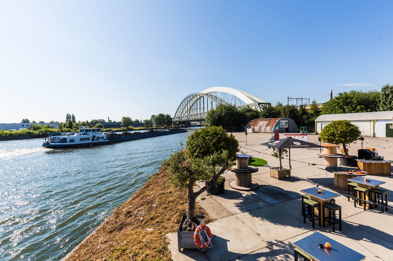 Speelkwartier - Werf - DEMKA kade - Terras - Kanaal - Schip - Zitjes-min.jpg