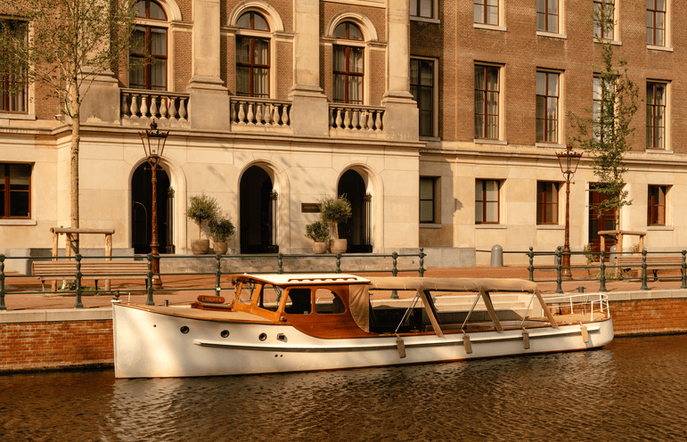 Salon Boat