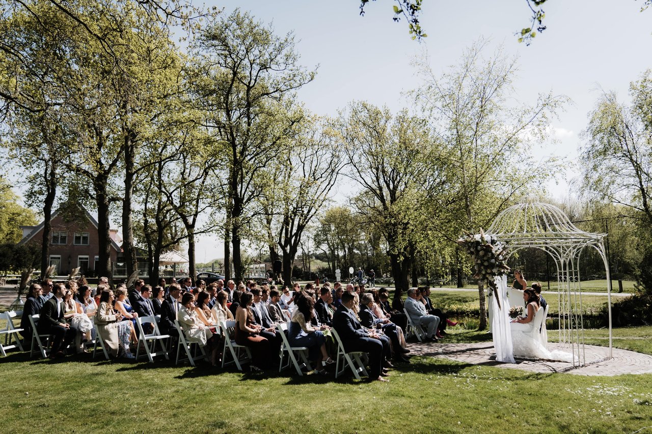 Huwelijksceremonie in Trouwtuin