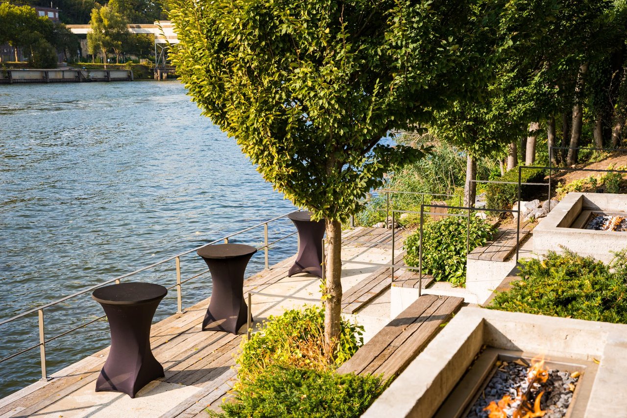 Waterterras aan de Maas met statafels