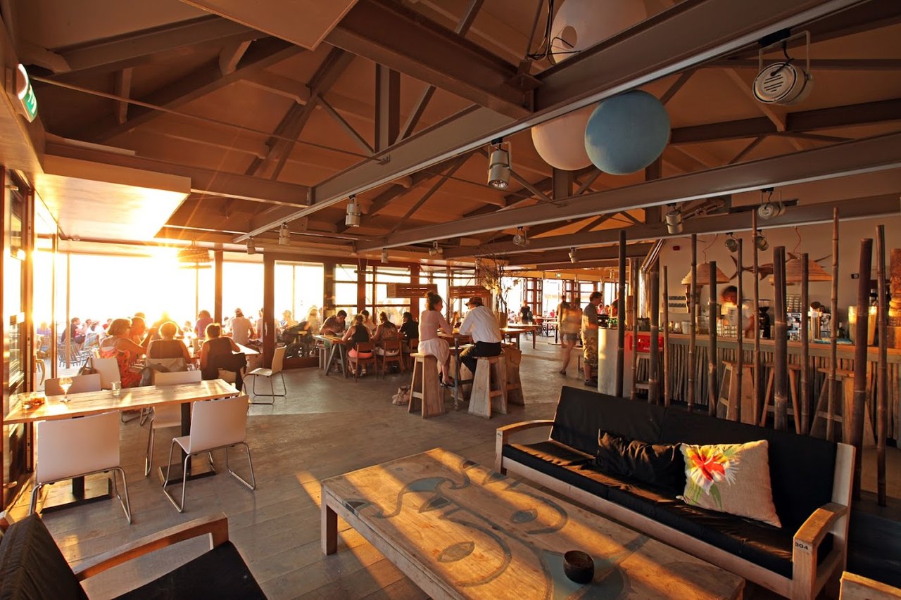 Zaal aan zuidkant van ons strandpaviljoen.jpg