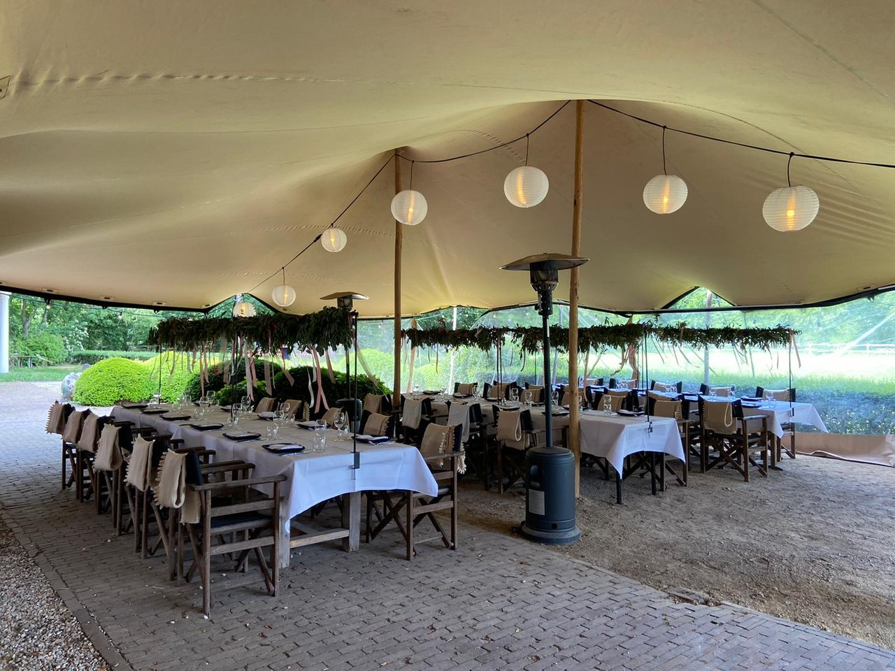 Terras Weidezicht - diner - drie lange tafels 1.jpg