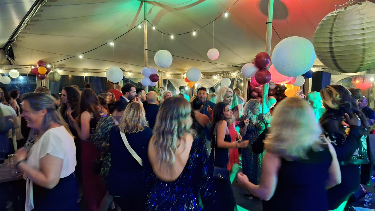 feest in de sfeervolle stretchtent