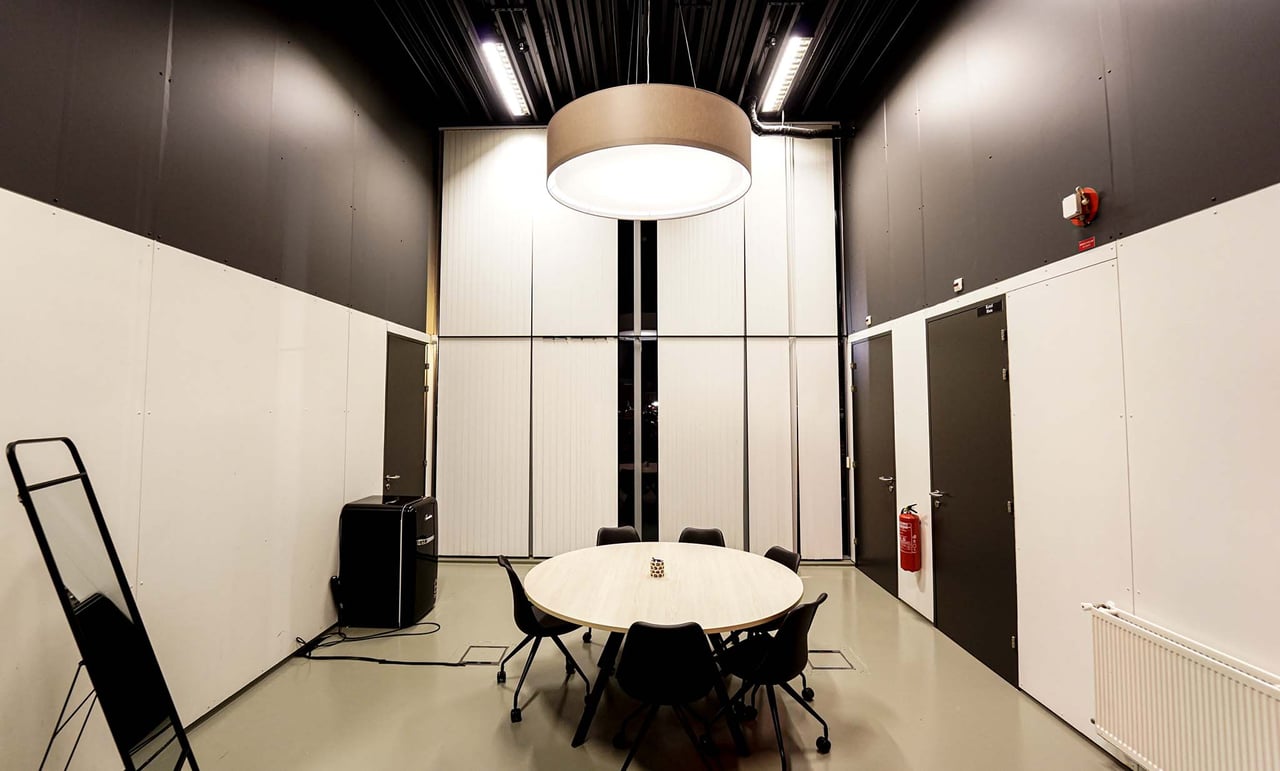 MAINSTAGE - Backstage