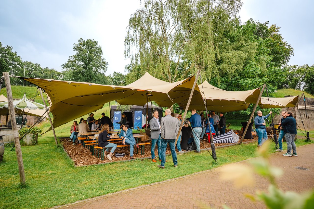 Buitenlocatie met stretchtent