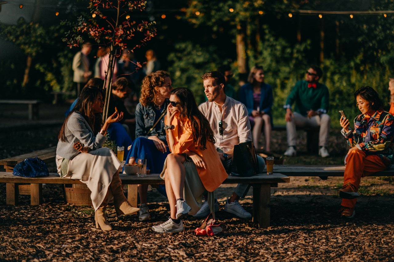 Gezelligheid op het terrein van de Voliere met Nordic Tipi