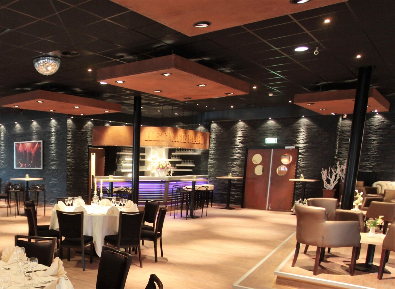 Meesterzaal bar en dinertafels
