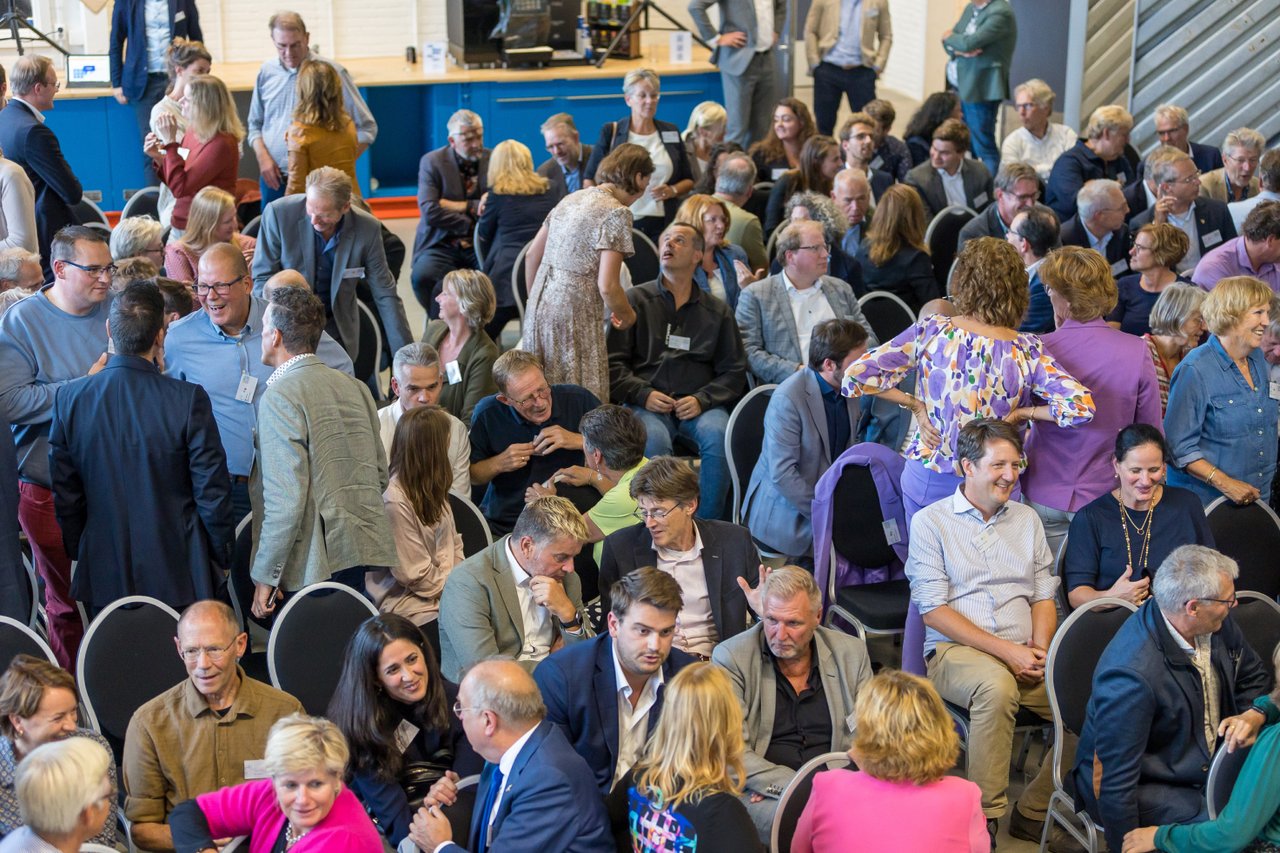 Unmanned Valley Gezellig Congres in de Lobby.jpg