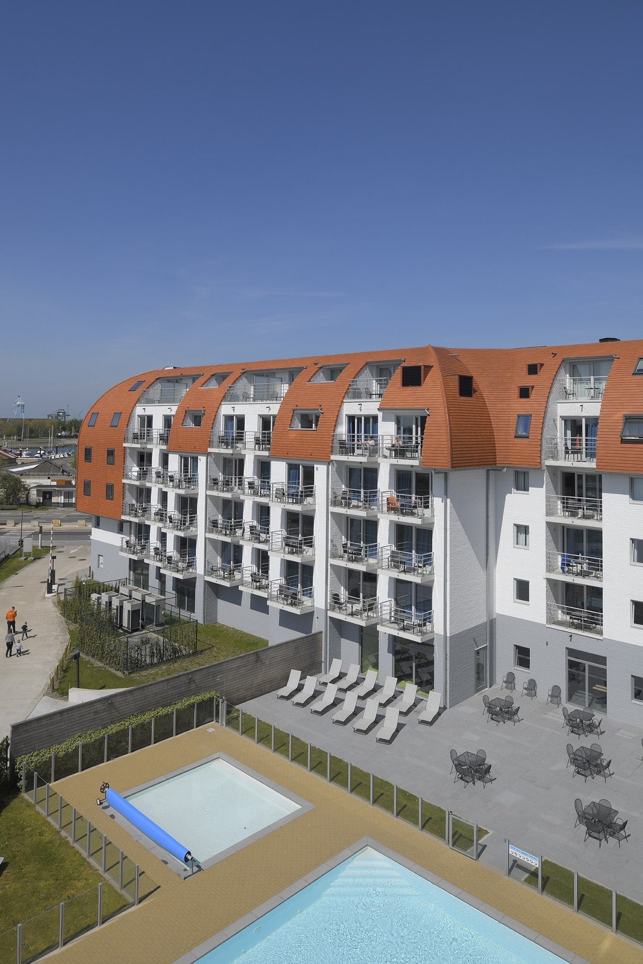 ibis Styles Zeebrugge buitenzwembad & terras