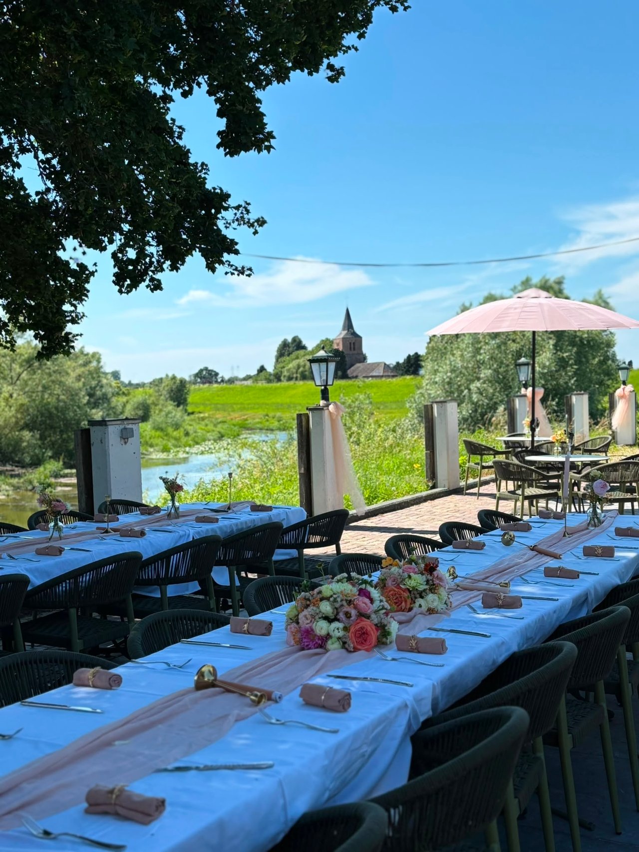 Feestelijk gedekte lange tafels op het terras