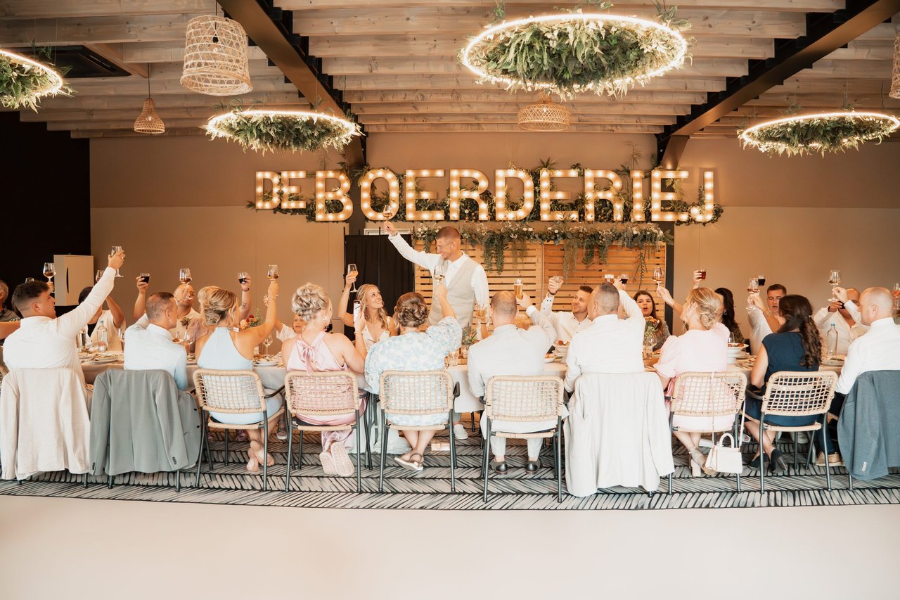 Diner lange tafel bruiloft