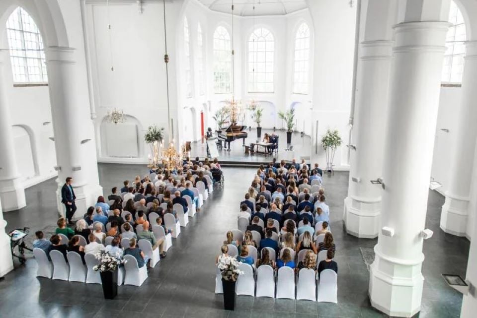 Lambertuskerk in Raamsdonk - kerkzaal van bovenaf