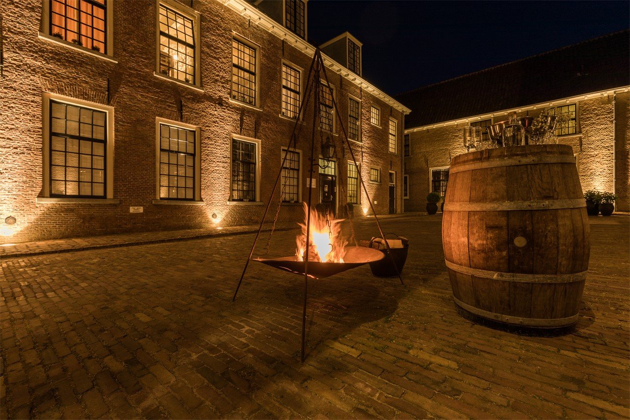 Haardvuurt op de binnenplaats tijdens het avondfeest.jpg