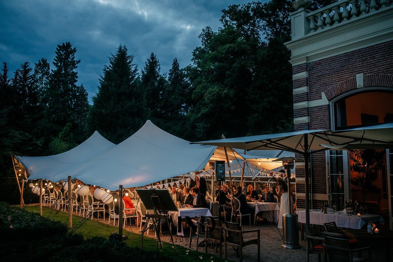 Dineren onder een stretch tent 