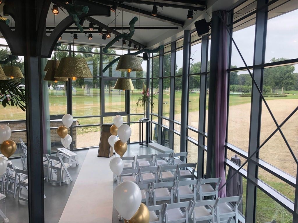 Ceremonie binnen bij The Boathouse Kralingen.jpg