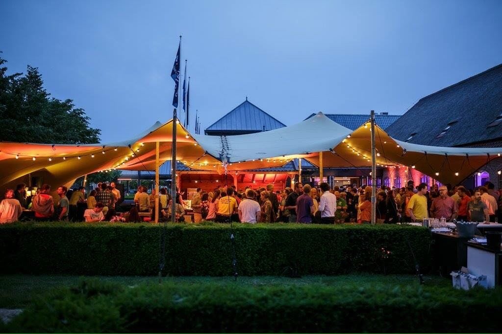 Terras met stretchtent