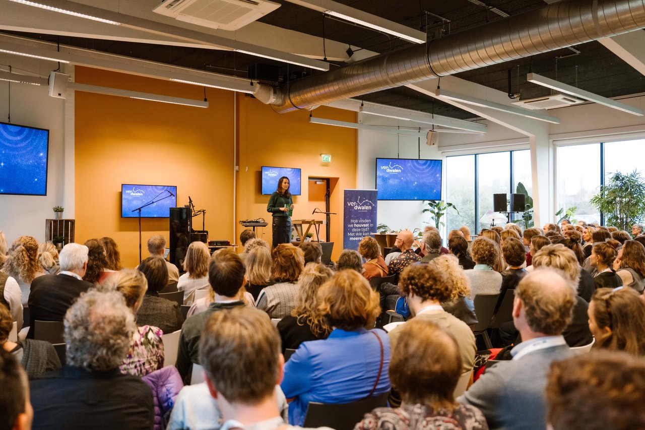 Meeting Space - Space 14 - Zaal 14 - Opstelling - Schoolopstelling - Podium - Schermen - DUS De Utrechtse Stadsvrijheid